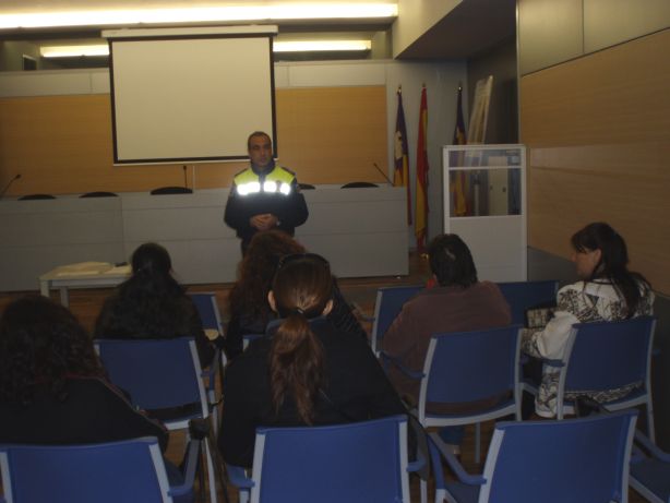 Entrega de los diplomas a las participantes del curso de autoprotección para mujeres