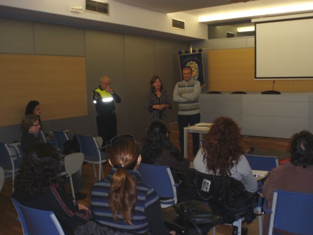 Entrega de los diplomas a las participantes del curso de autoprotección para mujeres