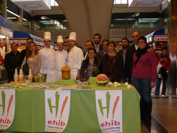 Los alumnos del CP Costa i Llobera participan en una de las visitas del proyecto La Escuela en el Mercado