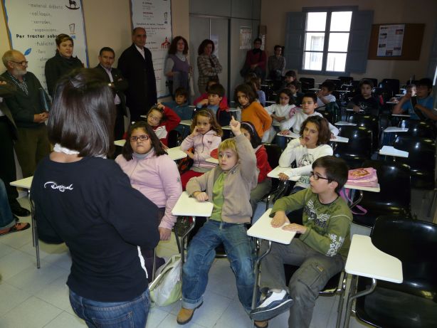 Los alumnos del CP Costa i Llobera participan en una de las visitas del proyecto La Escuela en el Mercado