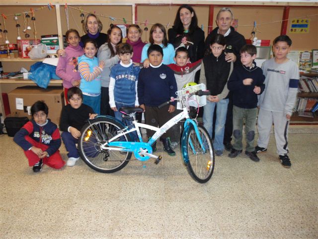 L'Ajuntament de Palma premia amb una bicicleta a la guanyadora del concurs de dibuix per a la decoració d'un espai verd del barri de la Indioteria