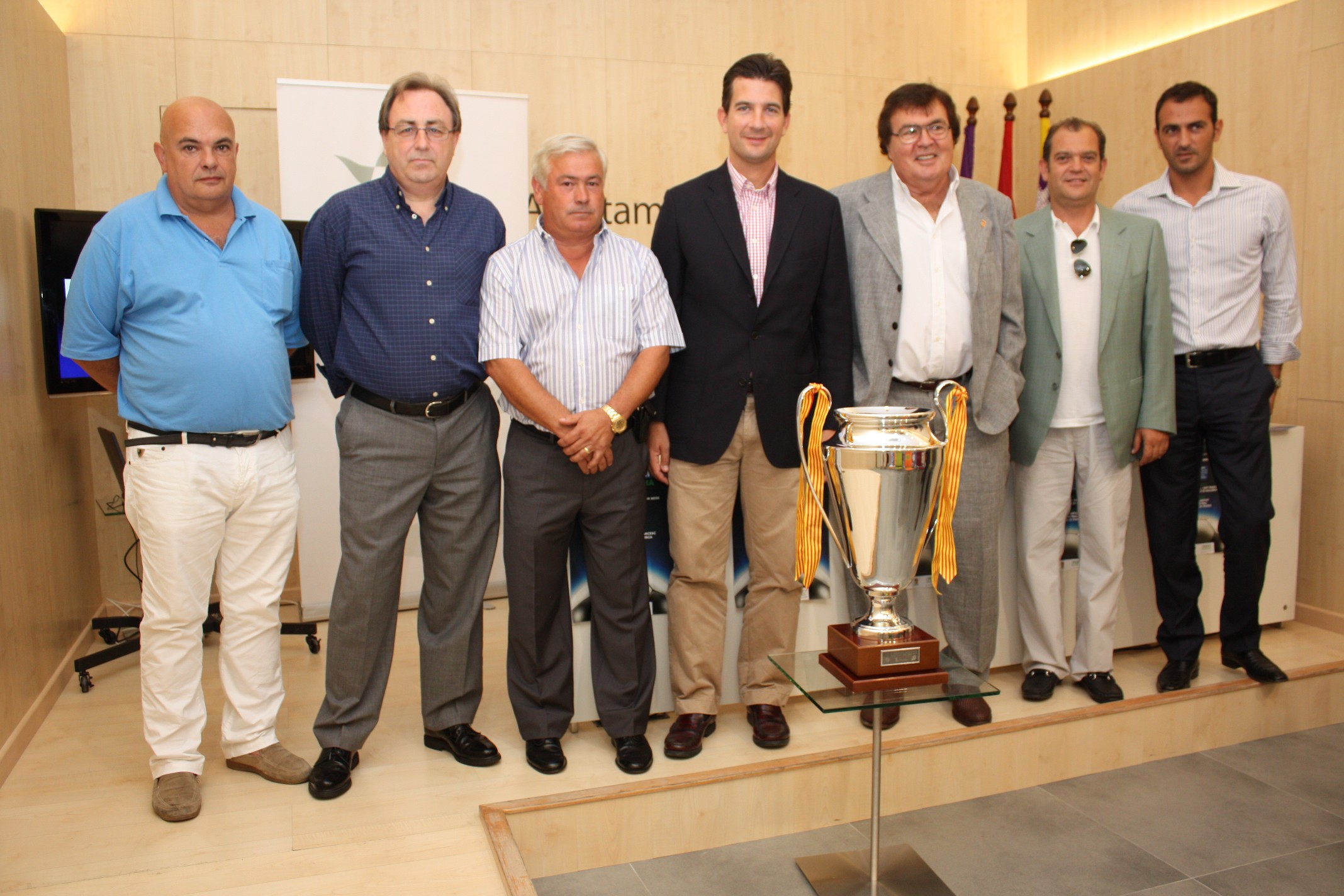 Das Rathaus von Palma stellt den 1. Ciutat de Palma Jugendfussballpokal vor 