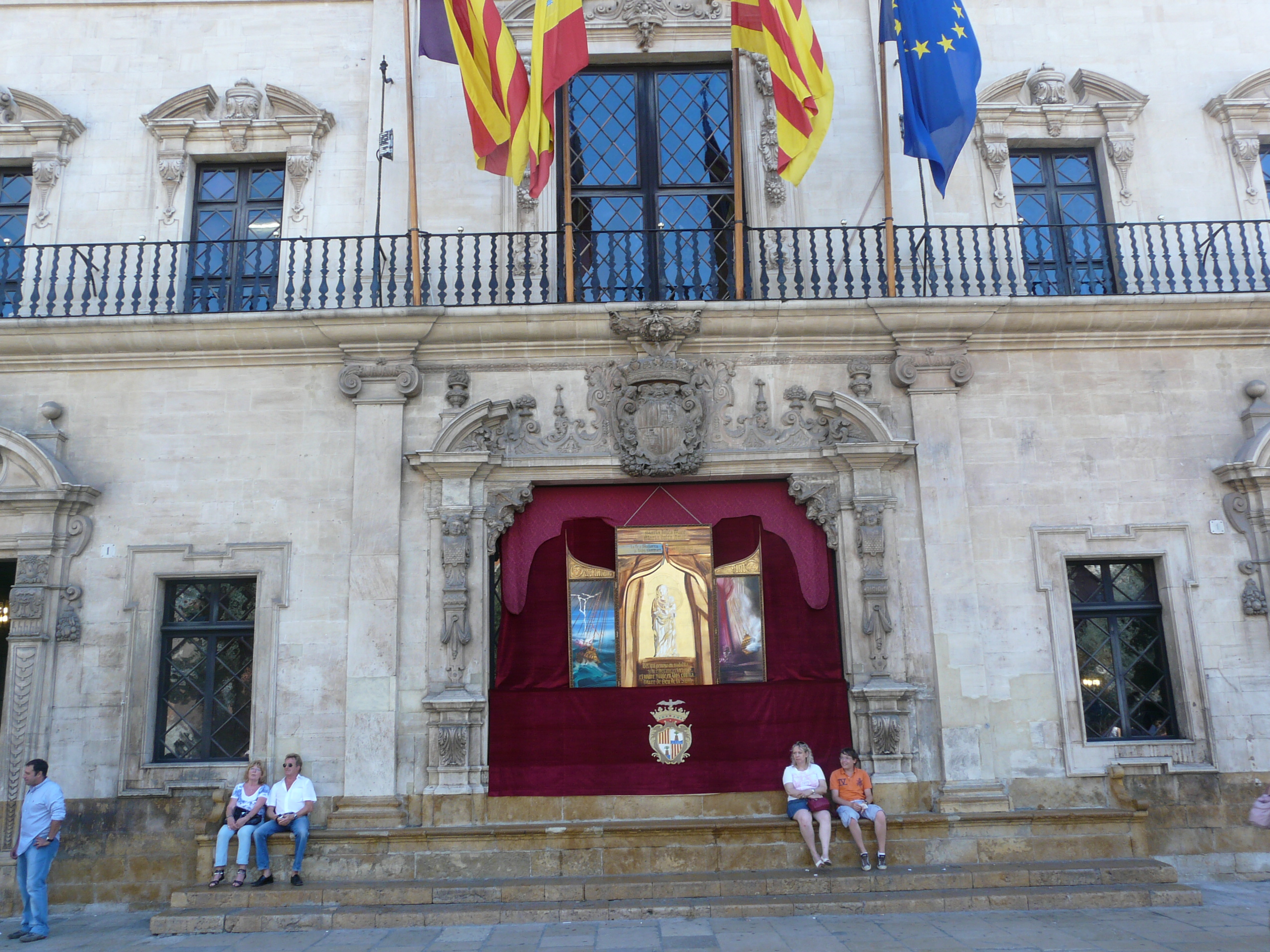 L'Ajuntament de Palma recupera la tradició de mostrar la imatge de la Mare de Déu de la Salut, a la façana de Cort