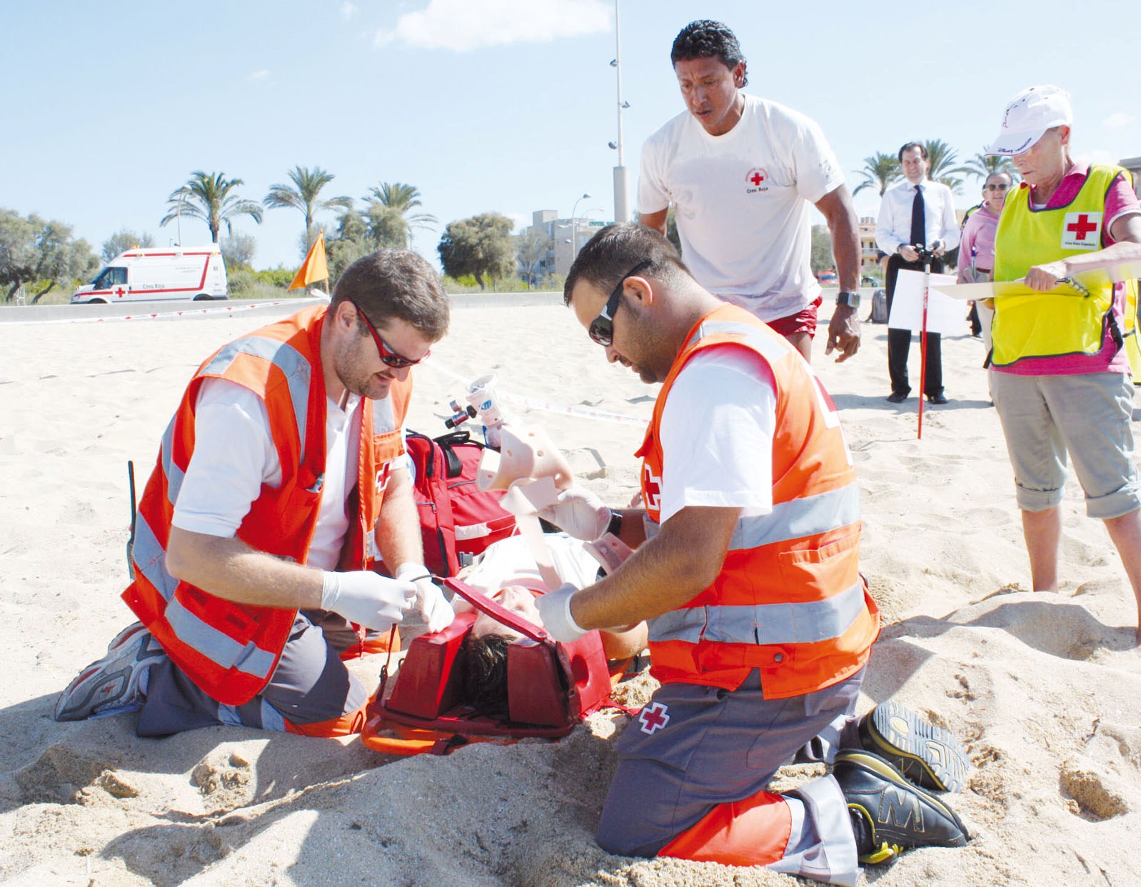 El tinent de batle de Medi Ambient, Andreu Garau, assisteix a un simulacre d'incident greu a la Platja de Palma