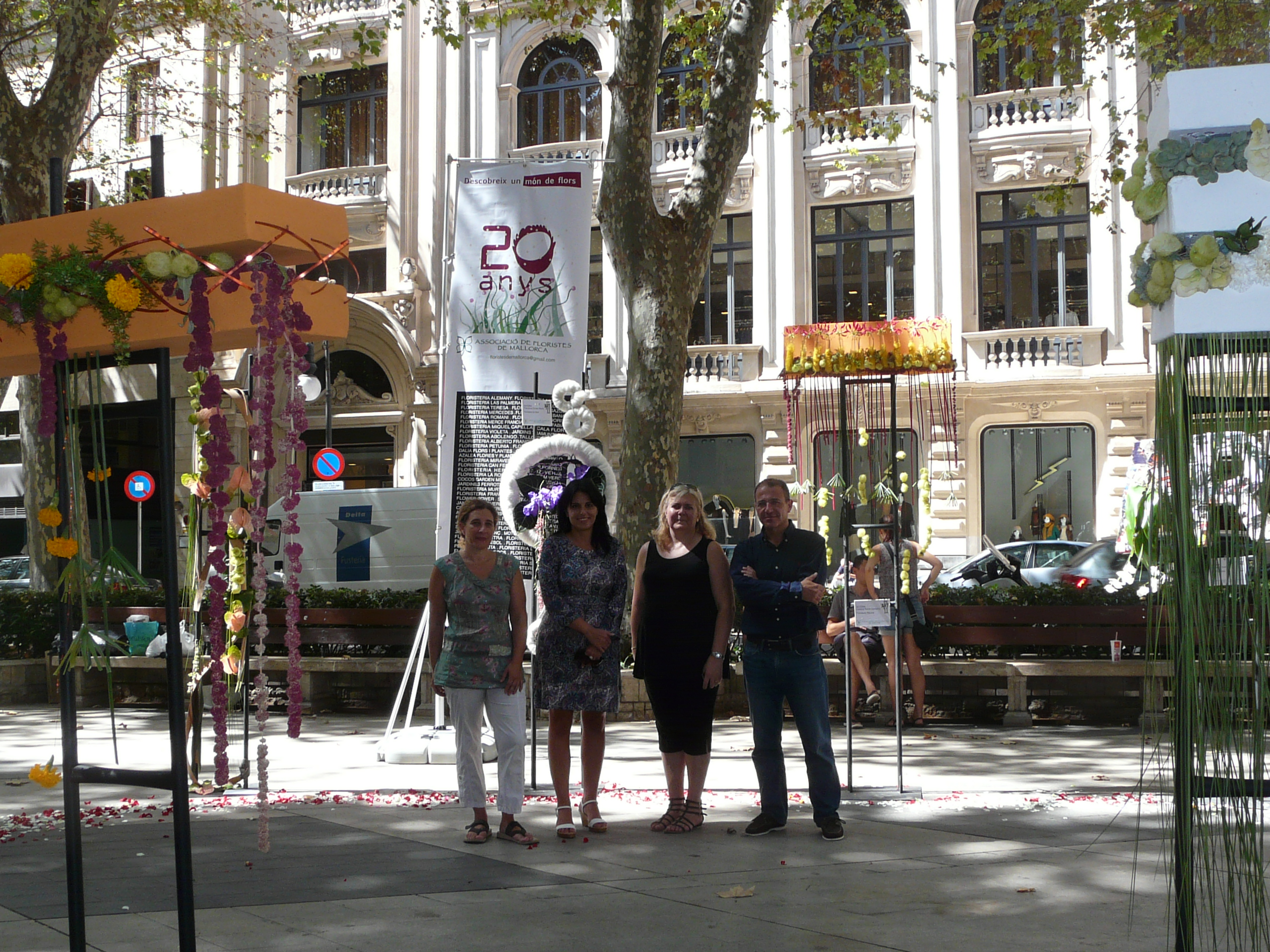 La concejala de Comercio visita la exposición de los Floristas en el Paseo del Borne