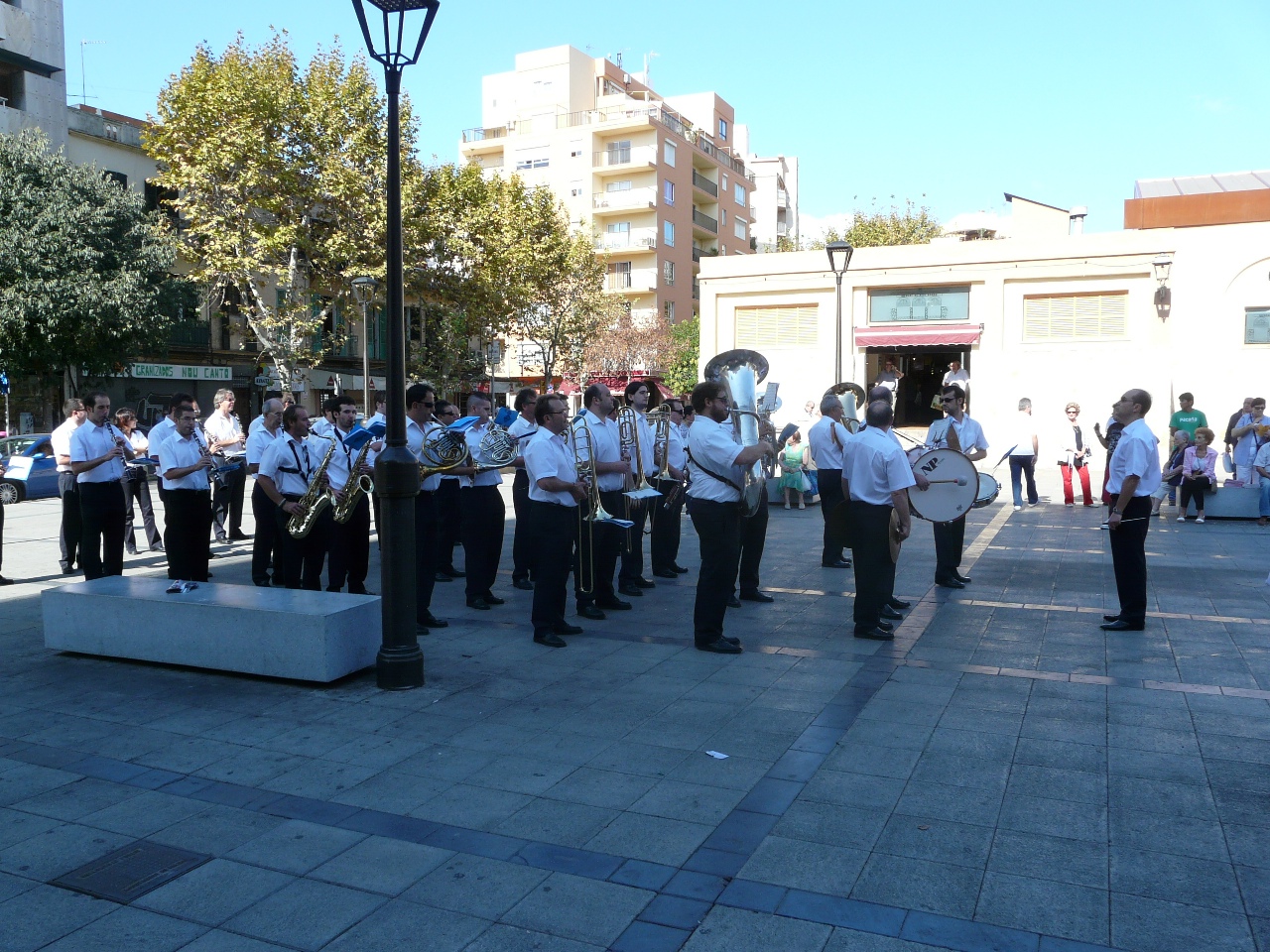 Palma, 19 d'octubre de 2011.- La Banda Municipal de Palma ha continuat avui a la plaça de Pere Garau el seu programa de concerts de tardor als mercats, iniciat el passat 4 d'octubre. Diversos centenars de persones, entre les quals es trobava un nodrit gru