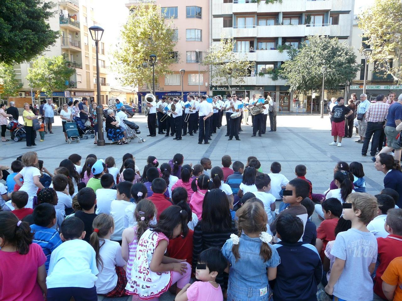 Palma, 19 d'octubre de 2011.- La Banda Municipal de Palma ha continuat avui a la plaça de Pere Garau el seu programa de concerts de tardor als mercats, iniciat el passat 4 d'octubre. Diversos centenars de persones, entre les quals es trobava un nodrit gru