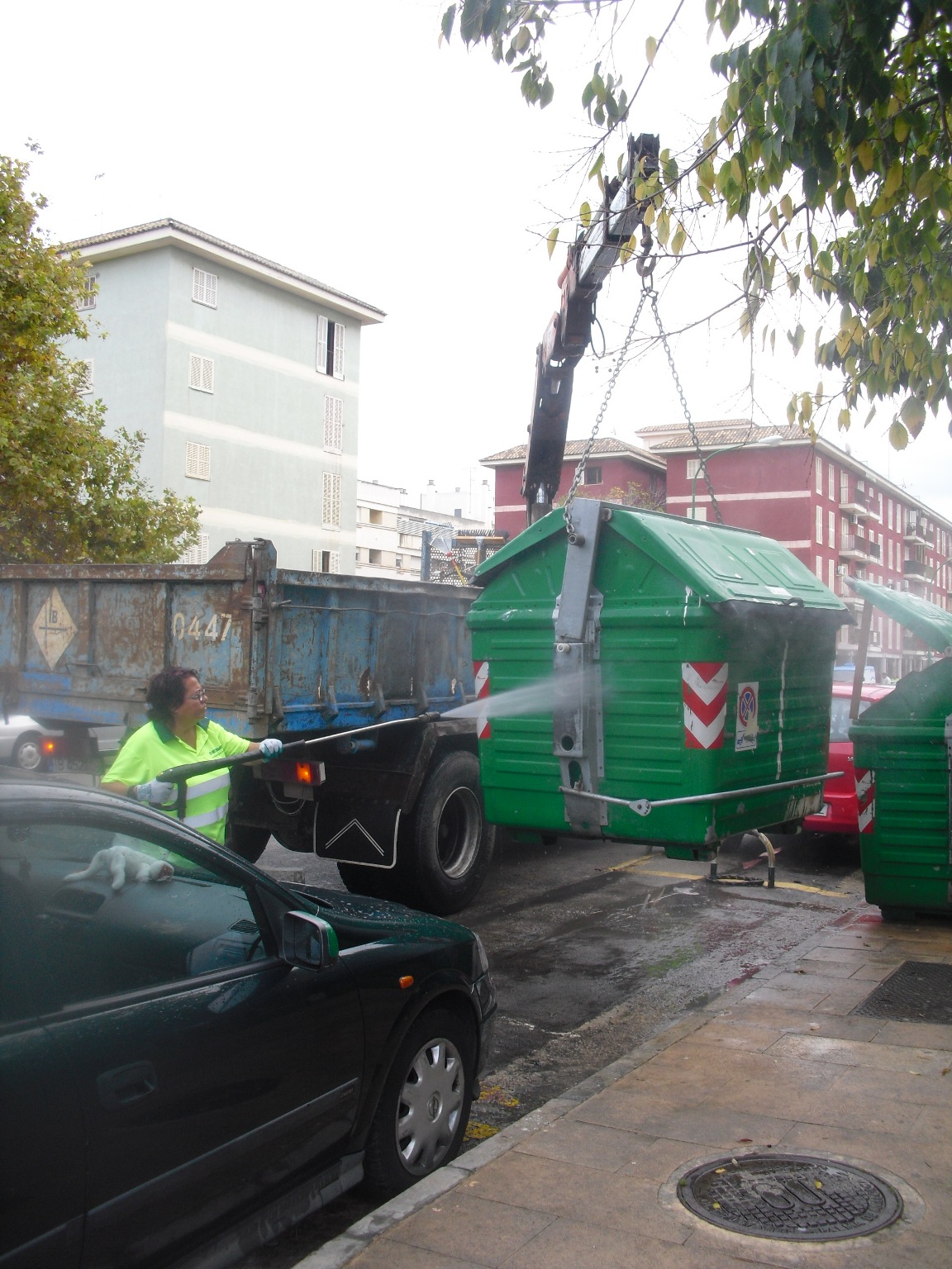 EMAYA ha fet nets 606 contenidors, ha netejat a pressió 27.200 metres de carrer i ha substituït 378 papereres des de l'inici del Pla integral per a les barriades