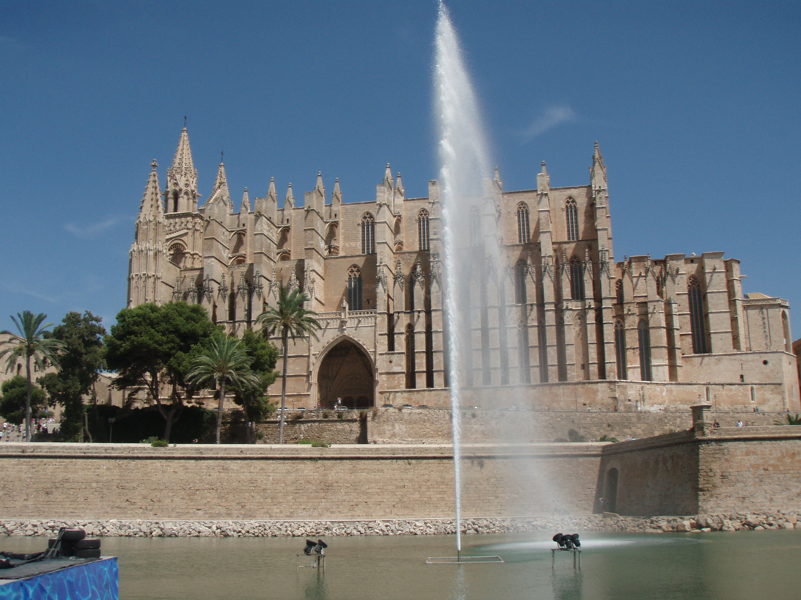 EMAYA instala nuevas bombas impulsoras en el lago del Parc de la Mar para oxigenar el agua 