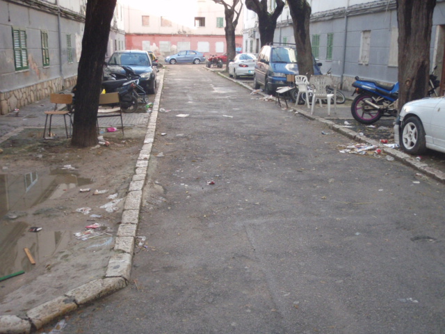 Cort posa en marxa un operatiu extraordinari de neteja en els exteriors del habitatges socials del Camp Redó