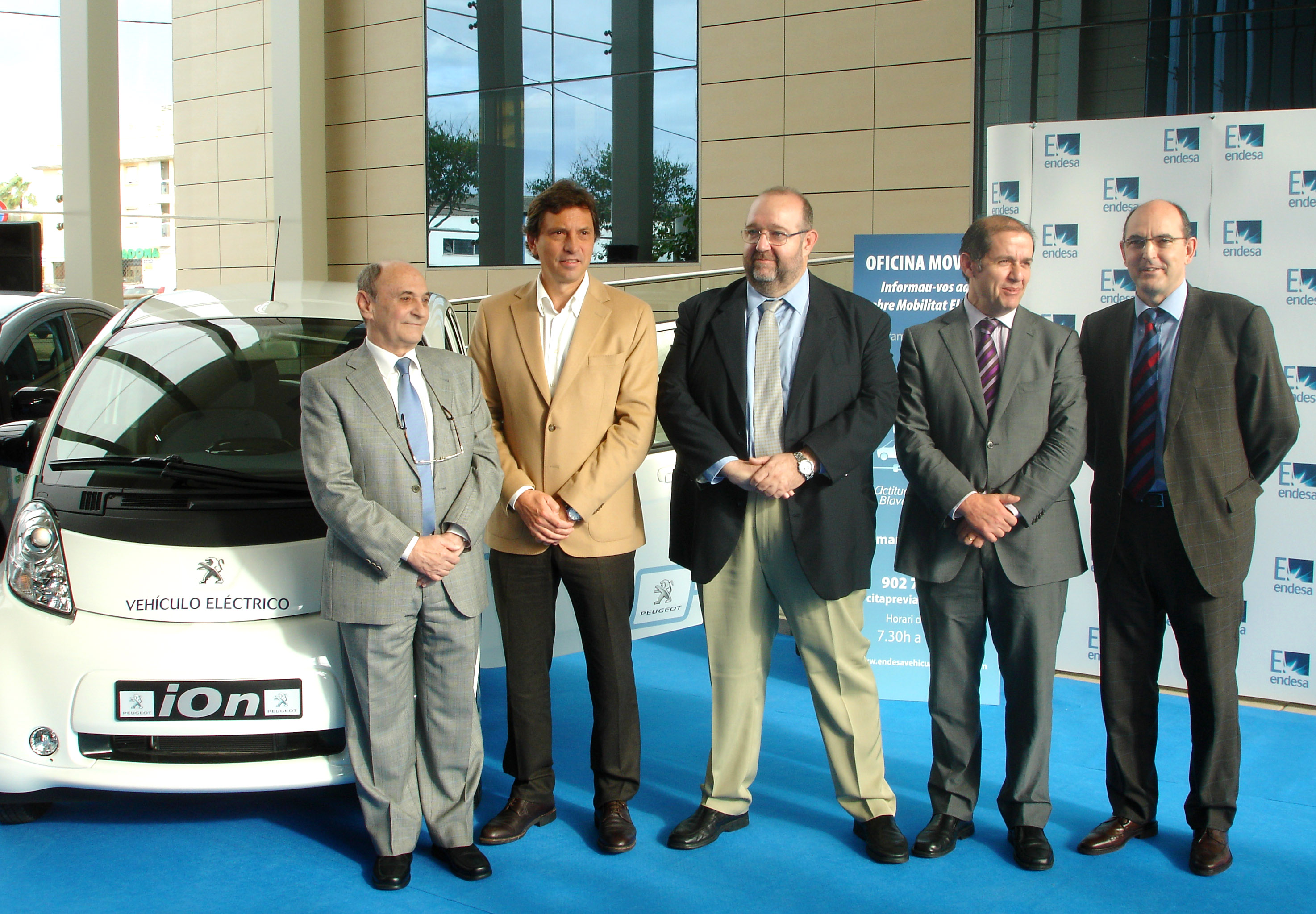 El batle de Palma inaugura la nova oficina per a vehicles elèctrics d'ENDESA