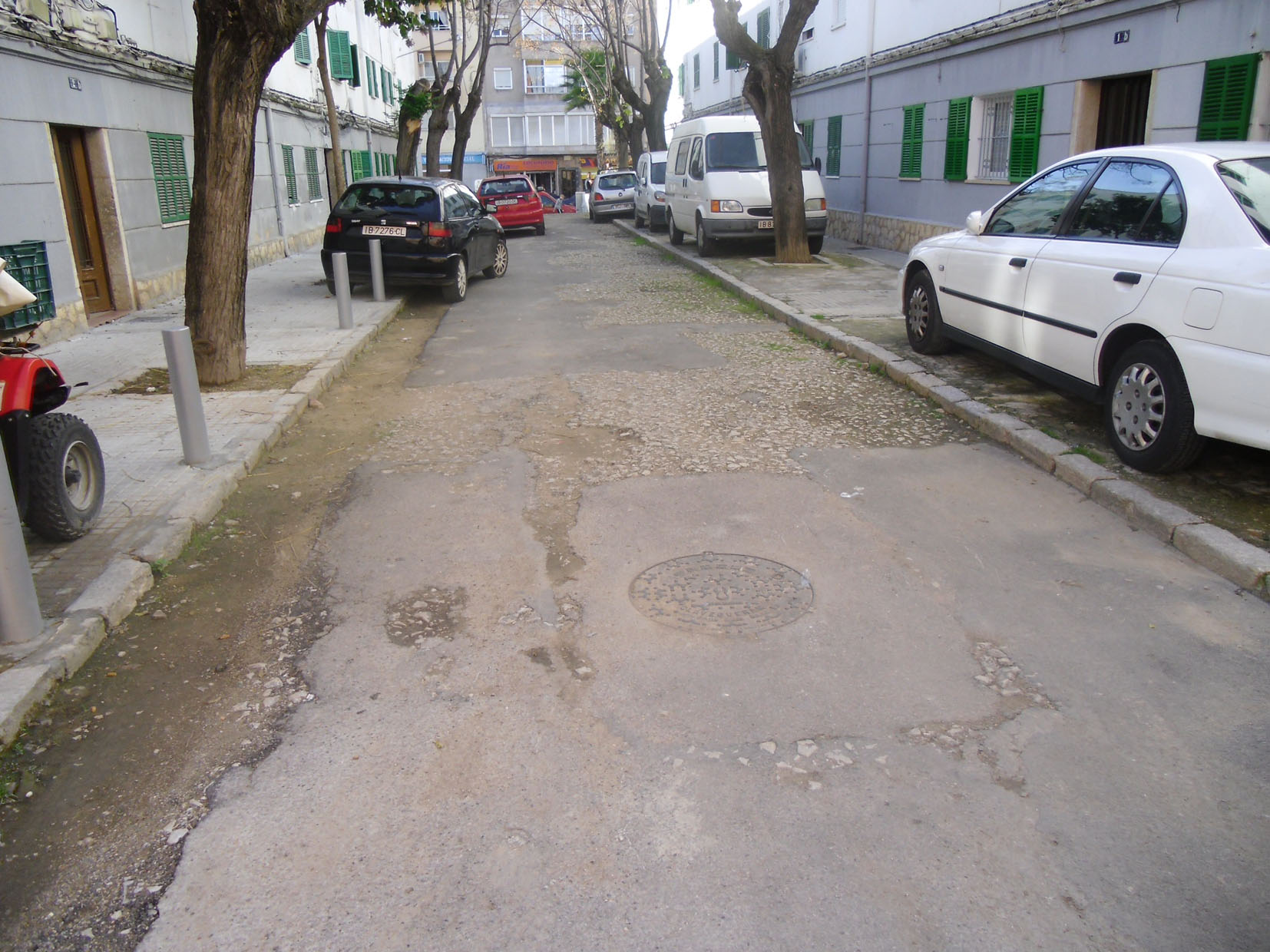 Cort pone en marcha un operativo extraordinario de limpieza en los exteriores de las viviendas sociales del Camp Redó