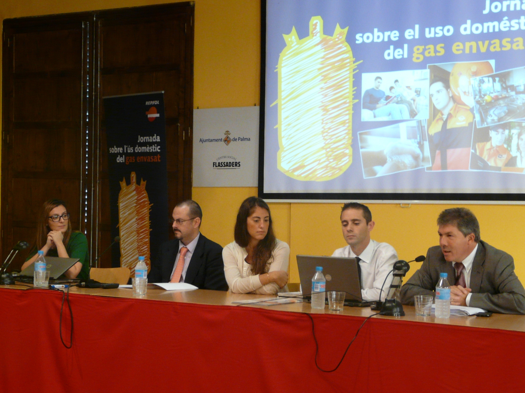 Rosa Llobera y el director Territorial de Baleares de Repsol presentan las 'Jornadas sobre uso domestico del gas envasado'