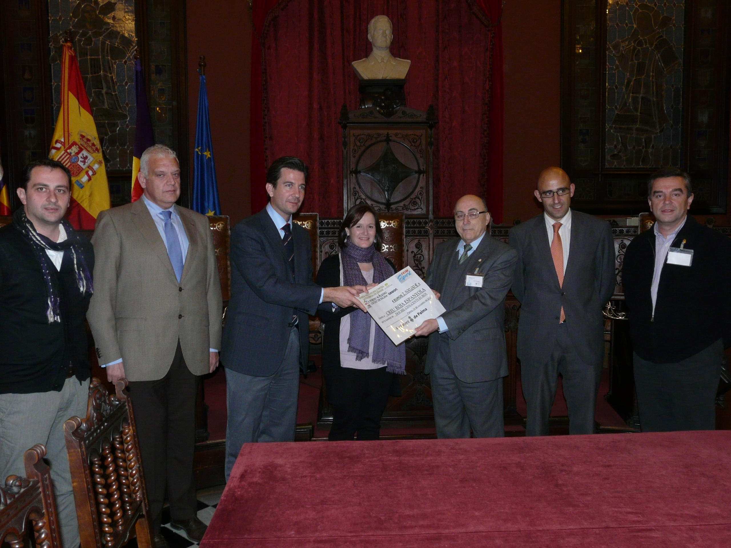 Los Concejales de deportes y de Educación del ayuntamiento entregaron ayer un cheque de 2.500 € a la Cruz Roja, recaudados en la Nordic walking