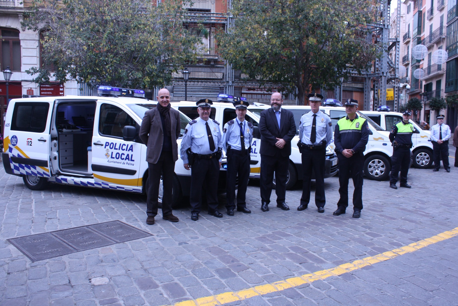 Cort presenta los nuevos equipos informáticos incorporados a los vehículos de Accidentes de la Unidad de la Policía Judicial de la Policía Local de Palma