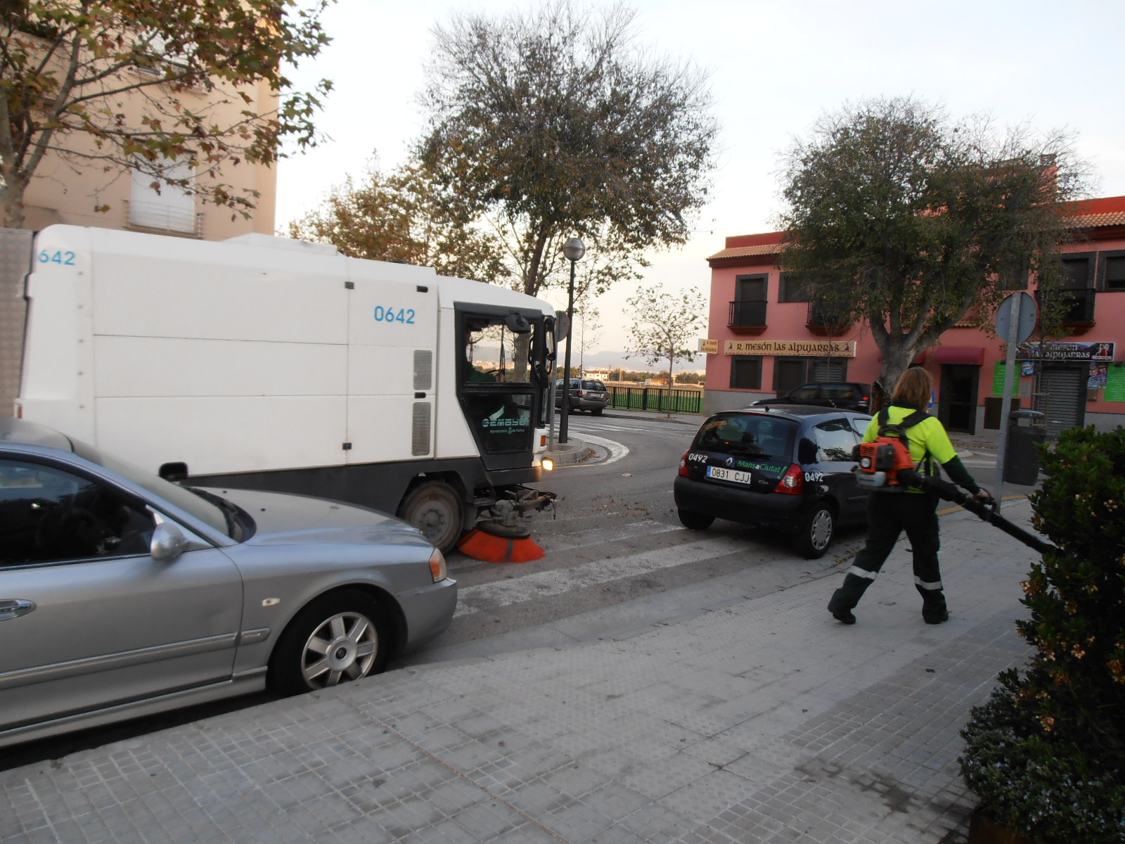 Cort despliega su 'zafarrancho de limpieza' en las calles y plazas del Coll d'en Rabassa