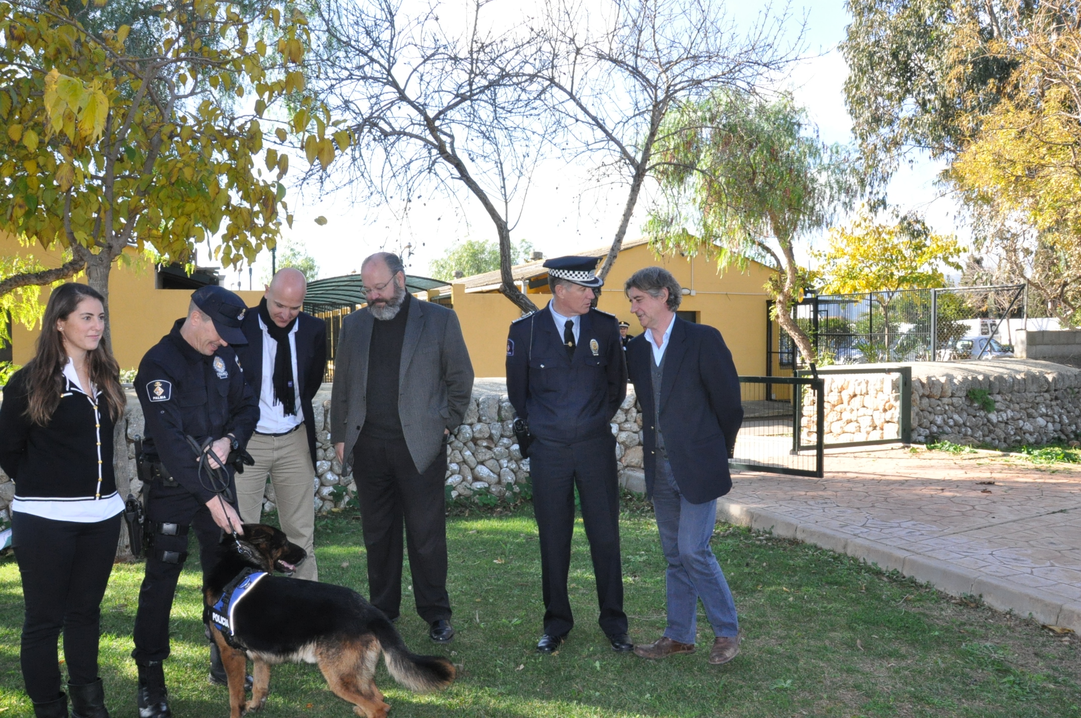 La Unidad Canina de la Policía Local adopta un perro del Centro Municipal de Protección Animal de Son Reus