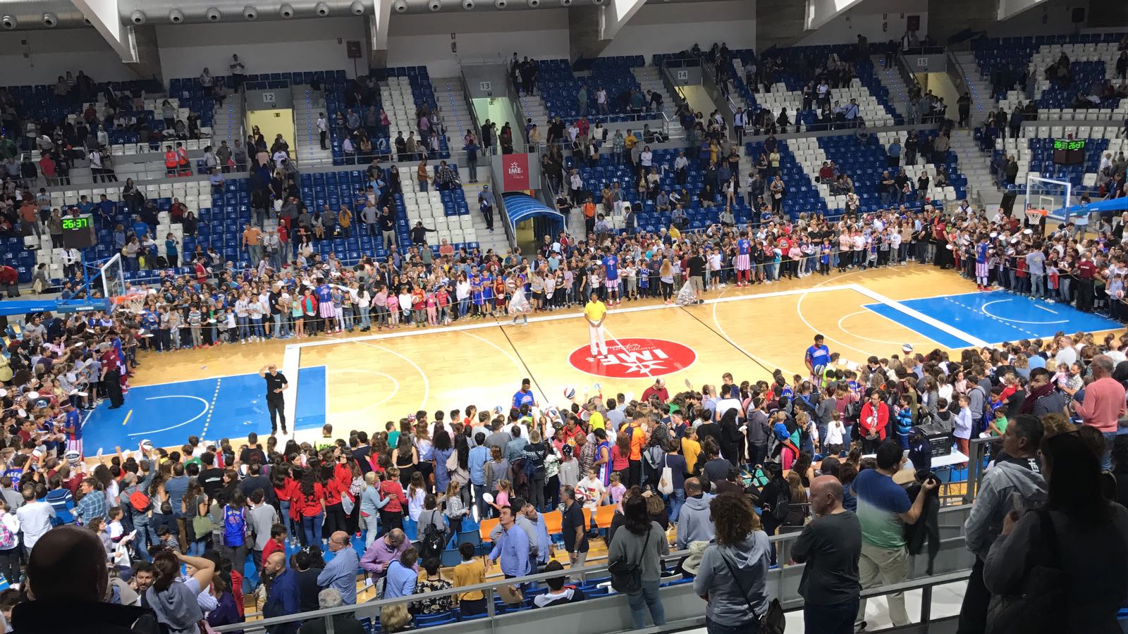 Famílies usuàries de Serveis Socials gaudeixen la màgia dels Harlem Globetrotters gràcies a la cessió de 24 entrades de l'IME