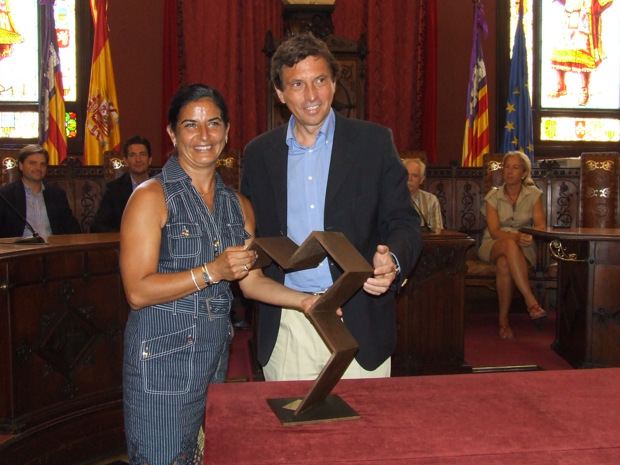 » L'Ajuntament de Palma homenatja el Club Bàsquet Bons Aires Palma amb motiu del seu ascens a Lliga Femenina 2