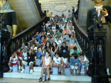 Els infants saharauís del programa Vacances en pau visiten l'Ajuntament de Palma