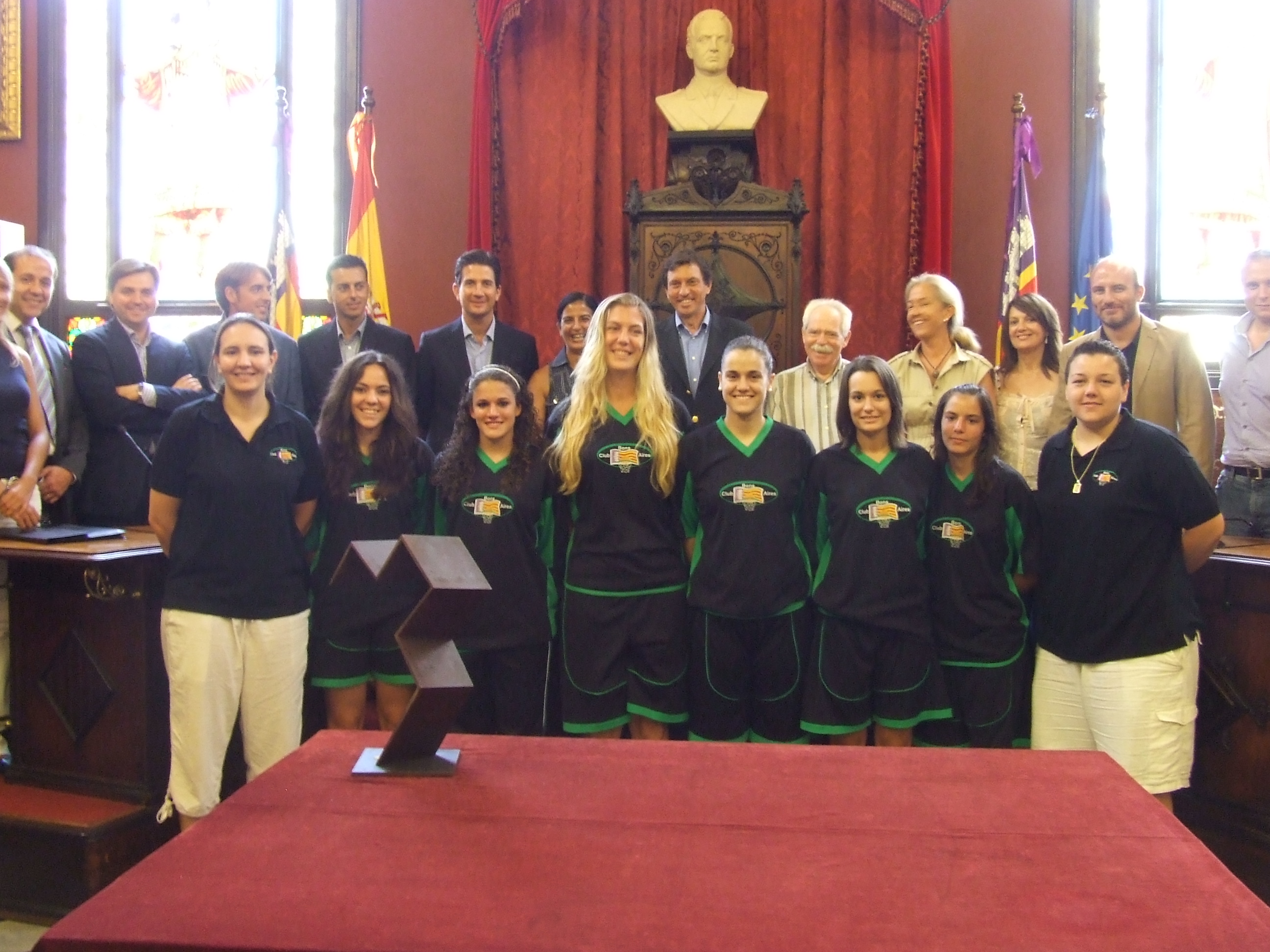 » El Ayuntamiento de Palma homenajea al Club Baloncesto Buenos Aires Palma con motivo de su ascenso a Liga Femenina 2