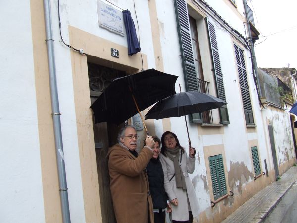 » Placa per recordar la residència del matrimoni Cela