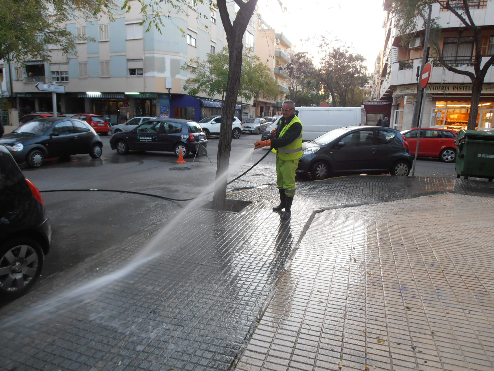 Cort desplega el seu 'xafarranxo de neteja' als carrers i places del Coll d'en Rabassa